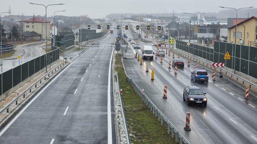 Wielkie zmiany na obwodnicy Morawicy już w czwartek! Ruch odbywa się dwiema jezdniami, włączona jest sygnalizacja [ZDJECIA]