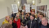 Protest w ratuszu w Strzelcach Opolskich. Mieszkańcy Rozmierki nie chcą takiej reformy szkół, jaką zaplanowała gmina