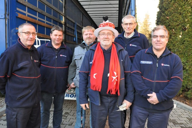 Bernhard Serwuschok (na zdjęciu w czapce) przyjechał razem innymi kawalerami maltańskimi z Niemiec. Pomagają mu rozwozić dary, wspólnie zrzucają się także na koszty transportu ciężarówkami.