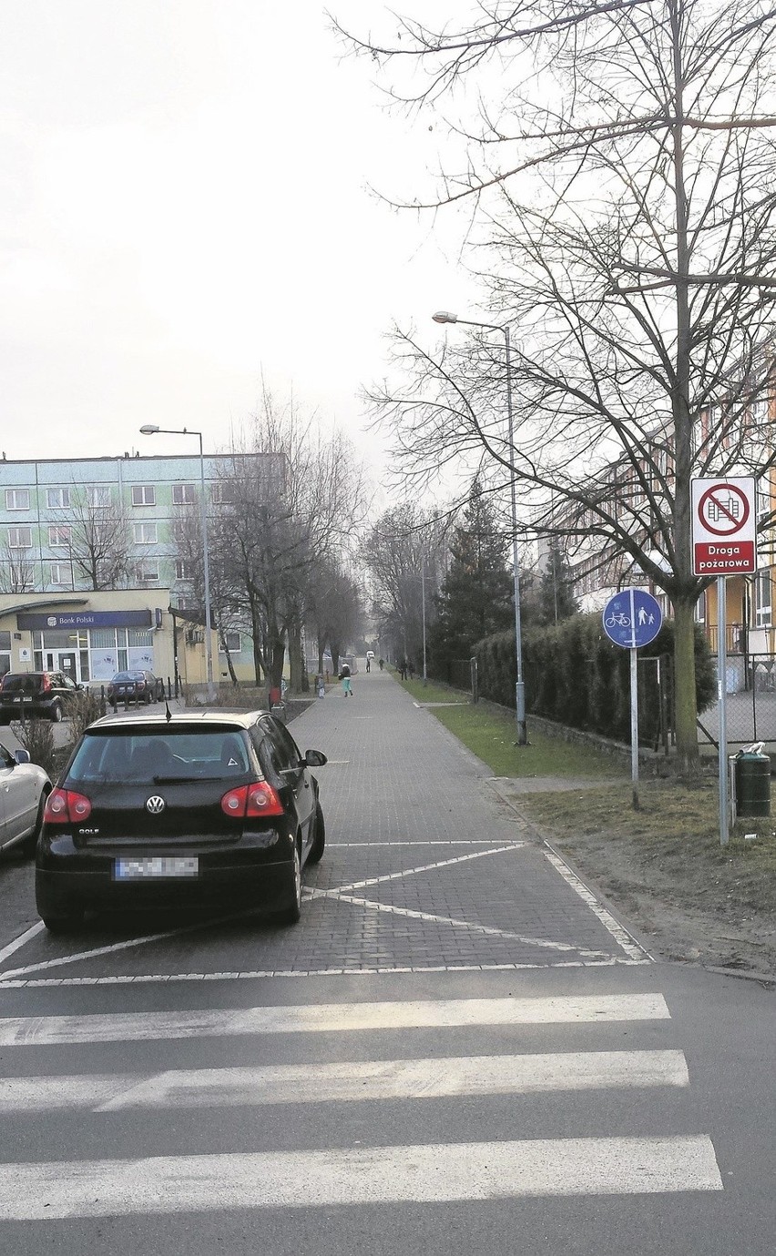 Mistrzowie parkowania w Żorach: Auta stoją obok zakazu...