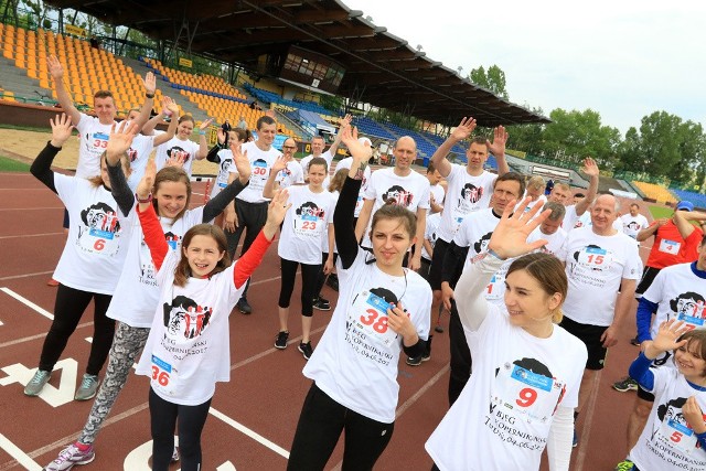 Kilkuset biegaczy w kilku kategoriach wiekowych wzięło udział w V Biegu Kopernikańskim. Uczestnicy rywalizowali na dystansach 2, 3 i 5 km na Stadionie Miejskim. Specjalny bieg mieli najmłodsi, w którym mogli wystartować już 3-latkowie. Bieg Kopernikański organizowany jest przez I Liceum Ogólnokształcące oraz Toruńskie Stowarzyszenie Idea Sport.W biegu głównym najlepsi okazali się Mariusz Olszewski i Ola Kunowska. W rywalizacji szkół: 1. I LO Toruń, 2. X LO Toruń, 3. I LO Bydgoszcz, 4. IV LO Toruń, 5. Zespół Edukacyjny Blok, 6. Zespół Szkół Ekonomicznych, 7. Zespół Szkół Gastronomiczno-Hotelarskich