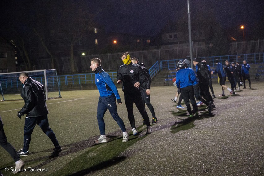 Piłkarze Błękitnych Stargard trenują na stadionie przy ulicy...