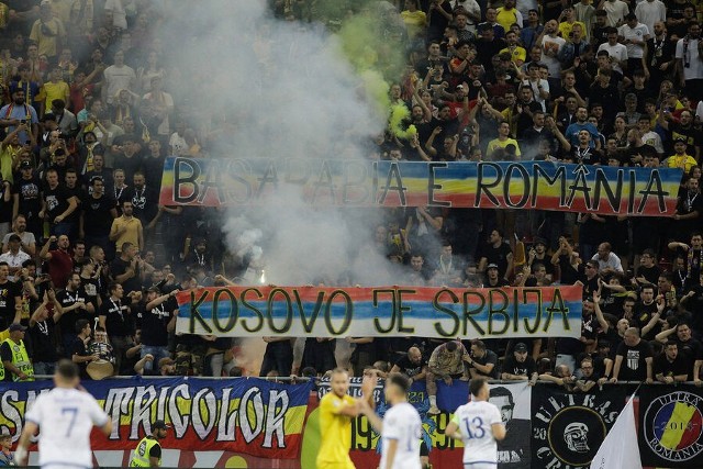 Banery na trybunach Arena Nationala w Bukareszcie „Kosowo to Serbia” i„Besarabia to Rumunia”