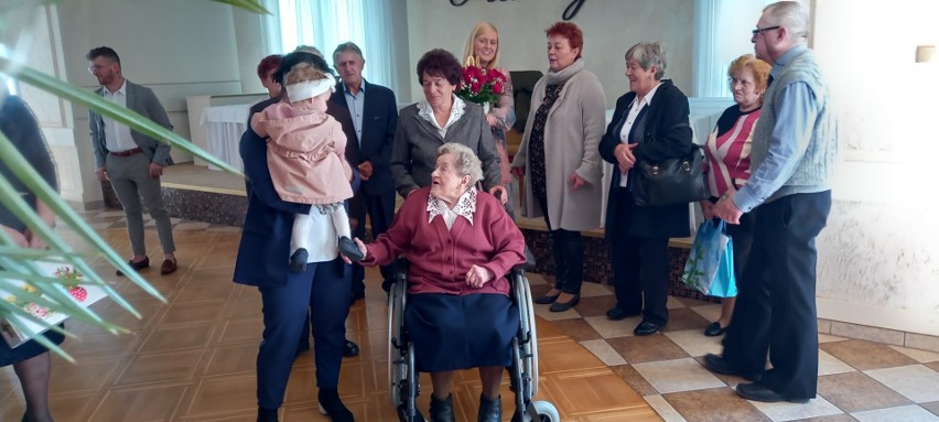 Pani Stanisława Łaskawska z Ostrowa w gminie Krasocin ma sto lat! Zobaczcie zdjęcia z urodzin