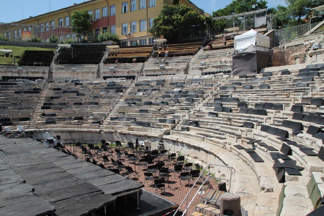 Teatr został wybudowany najprawdopodobniej w latach 116-117 n.e. za czasów cesarza Trajana. Imponująca budowla może pomieścić nawet do 7 tys. widzów i… cały czas jest w użyciu.