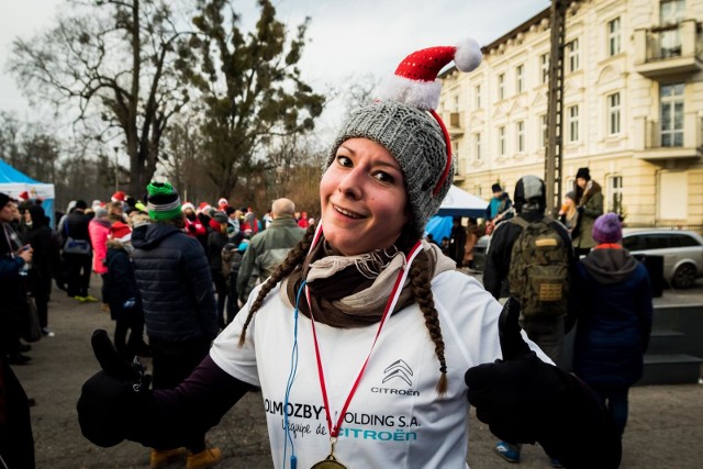 W niedzielę w Bydgoszczy odbył się Mikołajkowy Bieg Charytatywny. Pieniądze zbierano dla 2-letniego Ignasia. U chłopca już w pierwszych dniach życia wykryto poważną wadę serca-całkowity nieprawidłowy spływ żył płucnych do serca. Serduszko zostało zoperowane, ale lekarze nie potrafią określić przyczyny cholestazy, która doprowadziła jego wątrobę do marskości. Ignaś 15 lipca skończył 2 latka, ale jego rozwój zatrzymał się poniżej 3 miesiąca życia. Nadal samodzielnie nie trzyma dobrze główki, nie chwyta przedmiotów i nie stoi samodzielnie. Ma zbieżnego zeza i słabo wodzi za przedmiotami. Cierpi na padaczkę i dziecięce porażenie mózgowe. Zdiagnozowano u niego niedobór masy ciała - waży tylko 9 kilogramów. Wymaga codziennej rehabilitacji, specjalistycznego sprzętu oraz wysokoenergetycznej diety.Termin Biegu: 02.12.2018r.Bieg odbył się  na dystansie 5 km w PArku nad Starym Kanałem Bydgoskim. Organizatorem był Samorząd Uczniowski przy ZSO nr 3 w BydgoszczyZobaczcie zdjęcia.TOP SPORTOWY