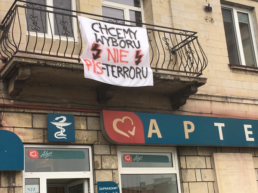 "Chcemy wyboru, nie PIS-terroru"! Mocne hasło na balkonie obok... kościoła w Pińczowie