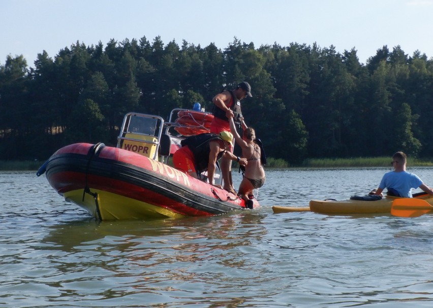 Akcja na jeziorze Wdzydze. Dwoje kajakarzy zostało uratowanych [zdjęcia]