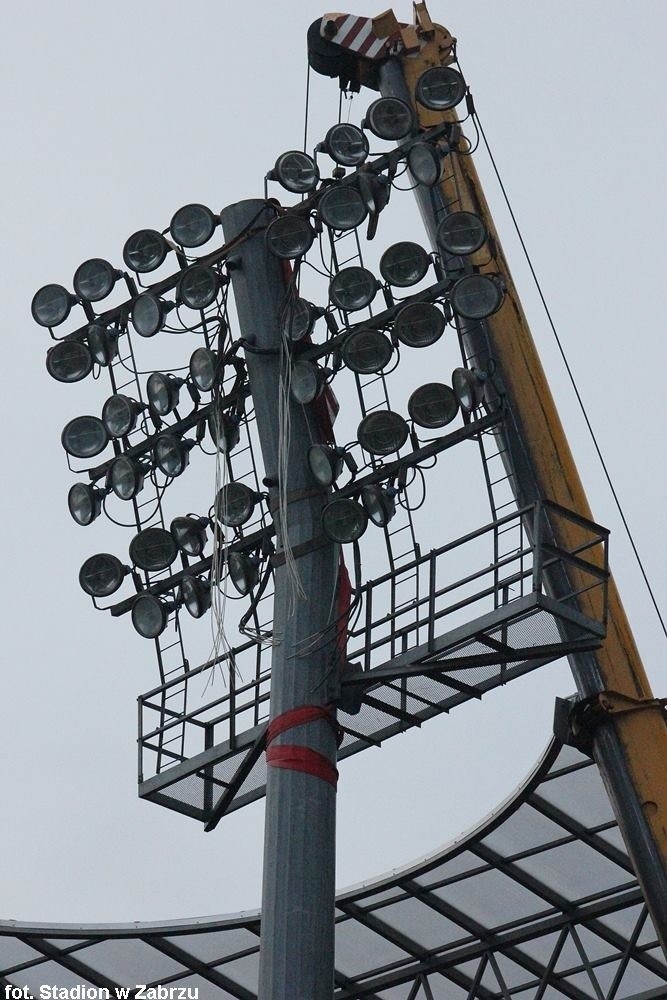 Budowa stadionu Górnika Zabrze: Stare maszty zdemontowane [ZDJĘCIA]