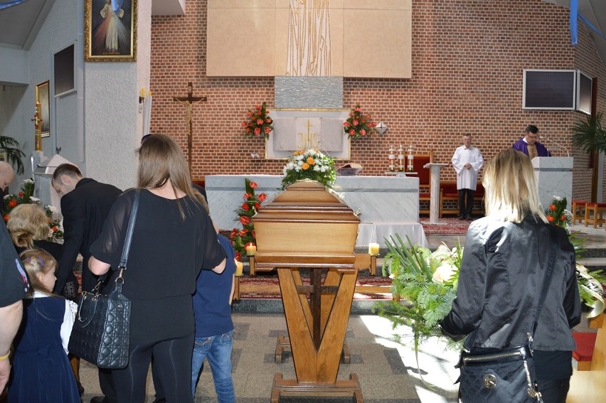 Cisza i kolorowy dym na pogrzebie Rafała „Kaczego” Kocielskiego