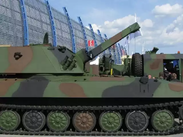 Huta Stalowa Wola dostarcza armaty, a wojsko je testujeHuta Stalowa Wola przekazała do testowania moździerze samobieżne 120 mm rak.