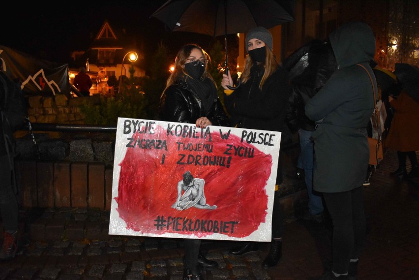 Strajk kobiet w Zakopanem. 500 osób pikietowało w rytm muzyki na Krupówkach