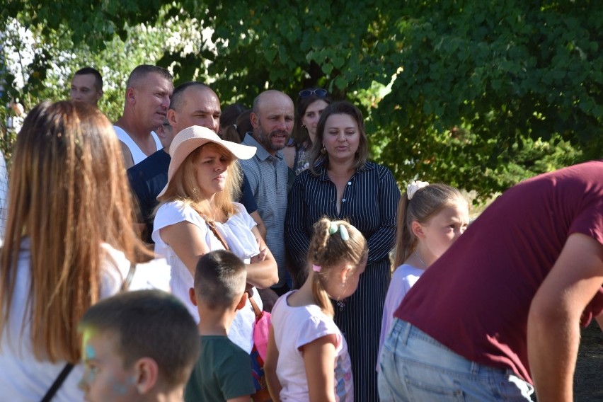Piknik Rodzinny w Bojanowie. Całe rodziny bawiły się w rytmie muzyki! Świetna zabawa pochłonęła mieszkańców!