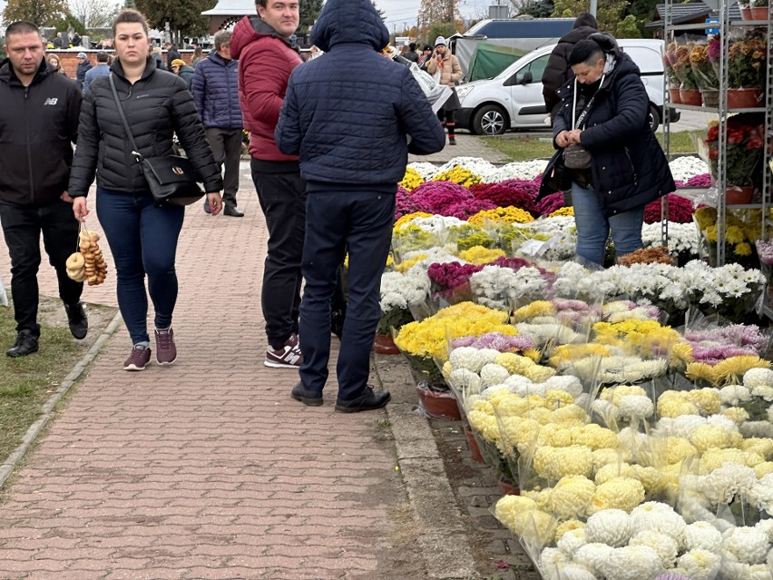 Wszystkich Świętych 2023. Tłumy ludzi na cmentarzu we Wsoli. Duży wybór zniczy i żywych kwiatów