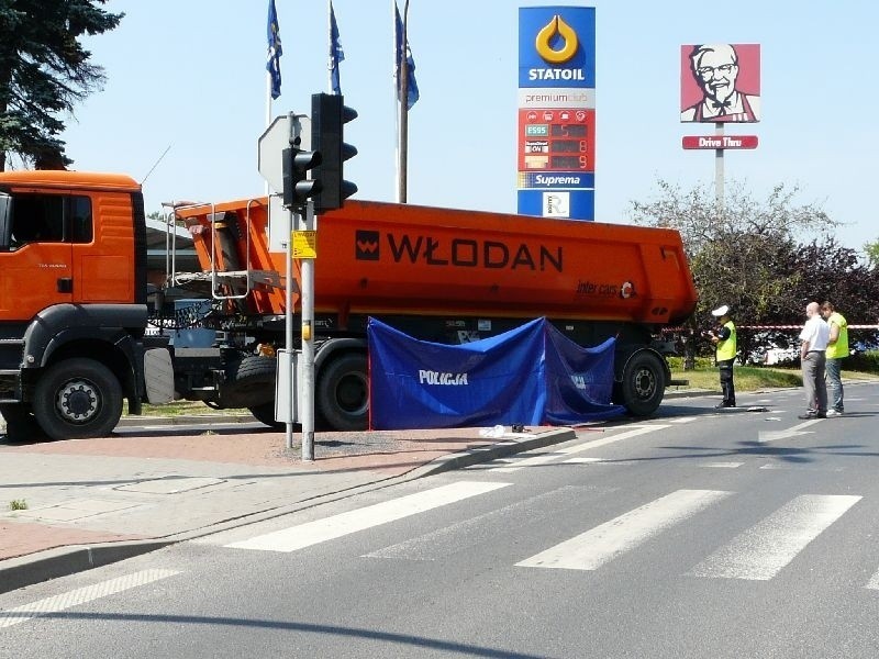Wypadek na ulicy Łaskiej. Śmierć pod kołami ciężarówki [ZDJĘCIA]