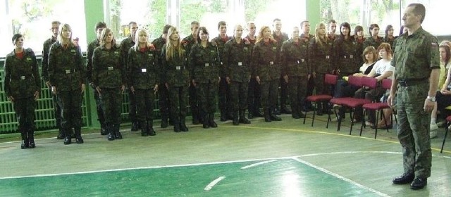 W &#8222;ekonomiku&#8221; w Odonowie najmodniejsze są teraz... mundury. Musztrę licealistów podczas Dnia Otwartego 2011 prowadził major Mirosław Smerdyzński. 