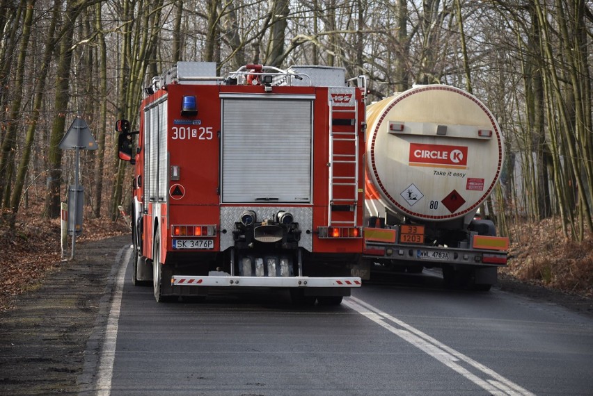 Wypadek w Katowicach: Samochód ciężarowy staranował toyotę.