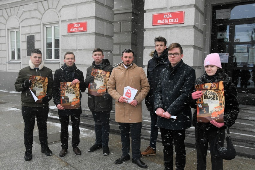 Kocham Polskę - Młodzież Wszechpolska z Kielc w akcji pomocy polskim przedsiębiorcom   