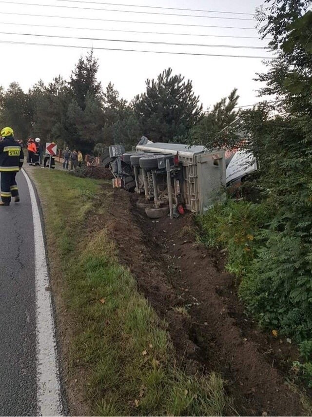 Ciężarówka wypadła z DW 975 w Niwce i przewróciła się na...