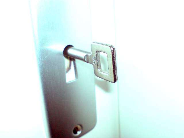 Drzwi wejściowePrawdziwe drzwi antywłamaniowe mają zamki antywłamaniowe. Muszą one mieć atesty wydane przez uprawnione do tego podmioty.