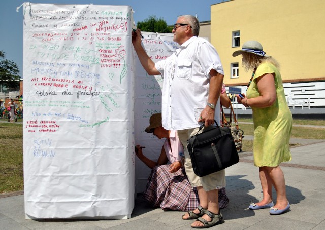 Nietypowa tablica stanęła przed Centrum Kultury.