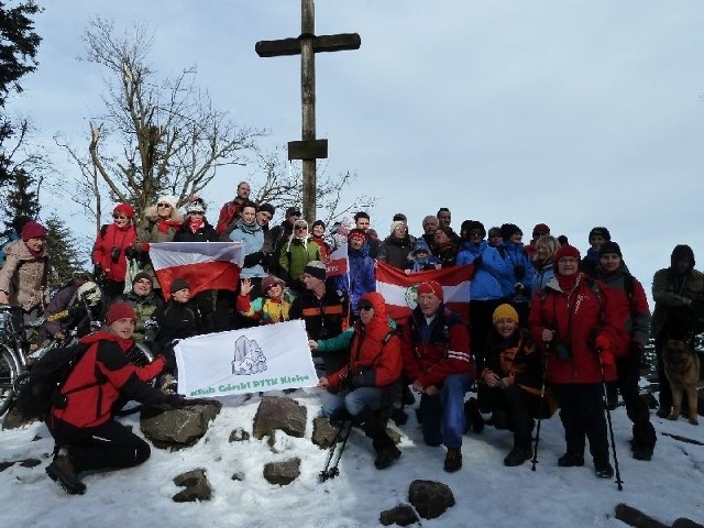 Turyści na Łysicy - najwyższym szczycie Gór Świętokrzyskich, która wznosi się 612 metrów nad poziom morza.