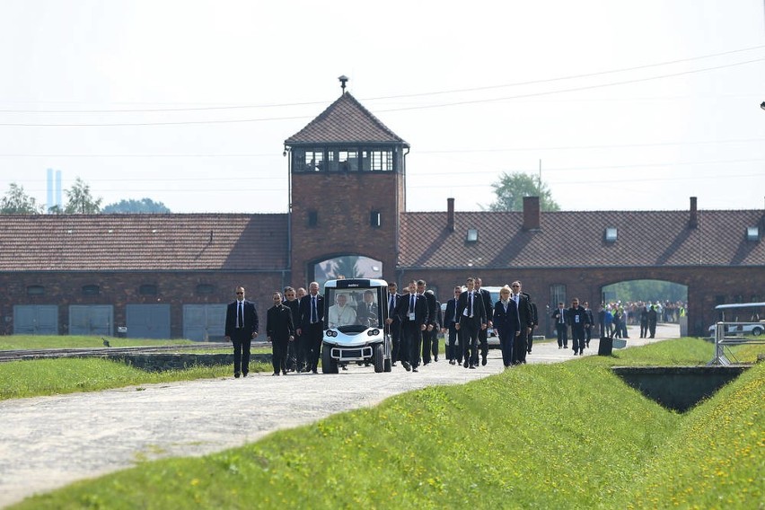 Wizyta Franciszka w Auschwitz przebiegła w ciszy i zadumie....