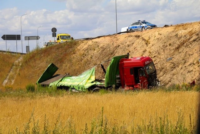 Do groźnego wypadku doszło na S8 pod Łodzią. Samochód ciężarowy na węźle Łódź-południe spadł z nasypu. Na zjeździe z drogi expresowej S8 na autostradę A1 w kierunku Gdańska są utrudnienia w ruchu.ZDJĘCIA I WIĘCEJ INFORMACJI - KLIKNIJ DALEJ>>>