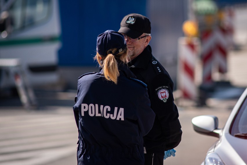 Koronawirus. Na przejściu w Chyżnem nie ma zatoru. Tiry z towarem przejeżdżają swobodnie 