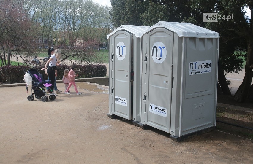 Zlikwidują przenośne toalety na Jasnych Błoniach w Szczecinie? Mieszkańcy mają pomysł na toaletę publiczną