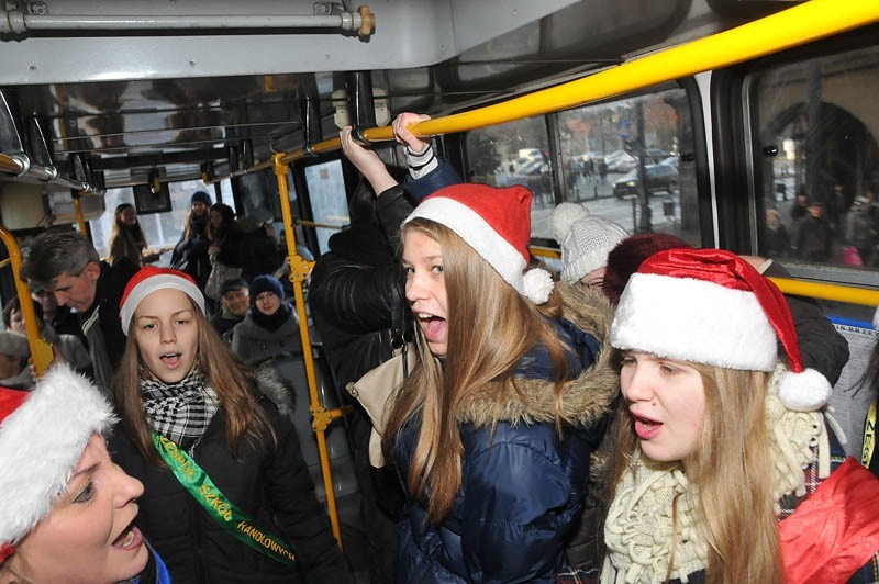 Uczniowie "Handlówki" śpiewali kolędy z pasażerami MZK