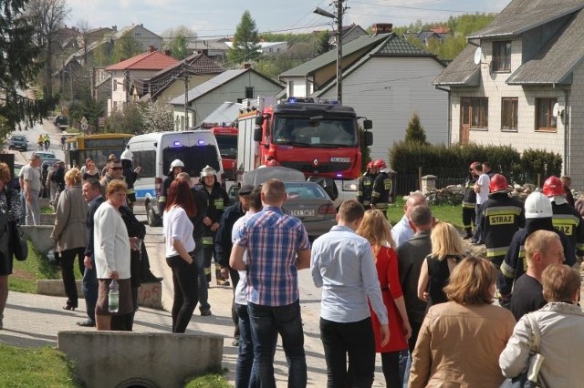 Poruszenie na ul. Widokowej w Masłowie wyglądało jakby doszło tam do katastrofy.