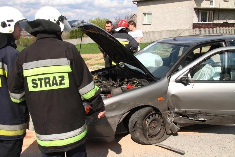 Wypadek w Masłowie. Uszkodzone dwa auta i tłumy gapiów