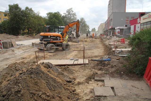 Modernizacja ulicy Szkolnej w Kielcach mocno się opóźnia. Prace mają się zakończyć 12 sierpnia, ale na razie ich końca nie widać.