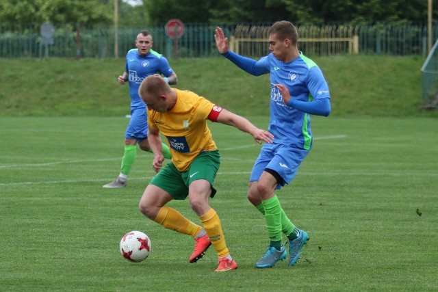 Piłkarze Bałtyku Koszalin (błękitne stroje) nie obronią trofeum ZZPN