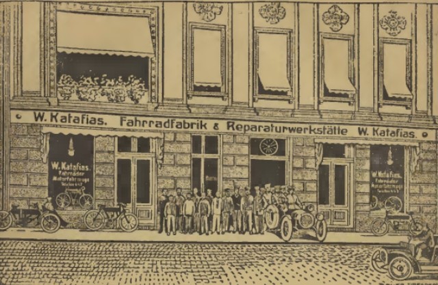 Reklama warsztatu Władysława Katafiasa pochodząca z toruńskiej księgi  adresowej opublikowanej w 1912 roku. Widać tu dolne kondygnacje kamienicy, w której warsztat się znajdował.