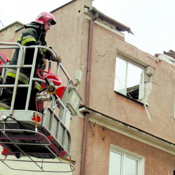 W budynku u zbiegu ulic Krótkiej i Długiej zawalił się strop. Na szczęście w środku o godz. 8 nie było tam jeszcze nikogo z ekipy budowlanej, remontującej budynek. Gdyby robotnicy zaczęli pracę punktualnie, mogłoby dojść do tragedii.