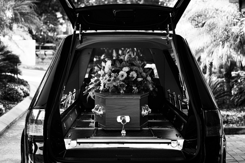 – Z naszej sondy wśród zakładów pogrzebowych wynika, że...