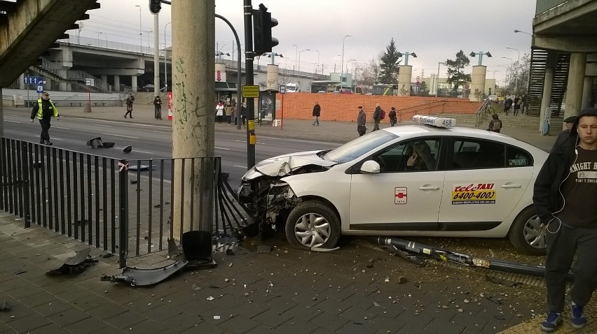 Wypadek koło dworca Łódź Kaliska. Taksówkarz ściął sygnalizator i uderzył w barierkę [ZDJĘCIA]