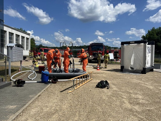 W ćwiczeniach w Podzamczu Chęcińskim brało udział około 150 osób, w tym strażacy z Kielc, ochotnicy, policjanci, ratownicy medyczni oraz żołnierze obrony terytorialnej.