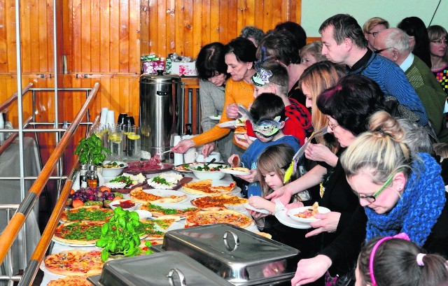 Podczas spotkania nie zabrakło chętnych do skosztowania tradycyjnych potraw włoskich. Były choćby: makarony, pizze. 