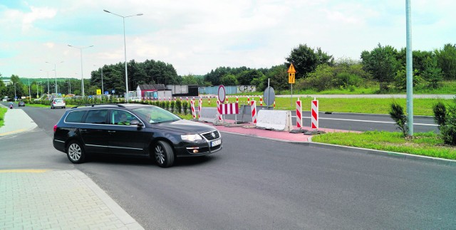 Z ul. Sosnowej wyjeżdża się z ul. Reja. Tu przez chwilę był możliwy skręt w lewo, ale po wypadku drogowcy go zlikwidowali