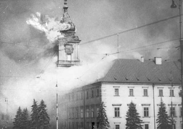 Płonący Zamek Królewski w Warszawie to jeden z symboli niemieckiej agresji na Polskę w 1939 r.