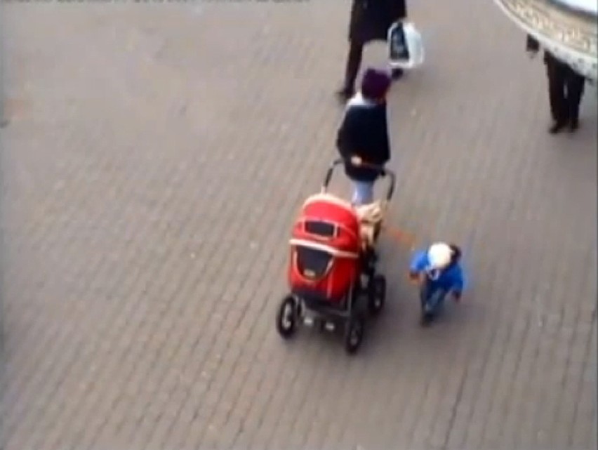 Przywiązała wycieńczone dziecko do wózka