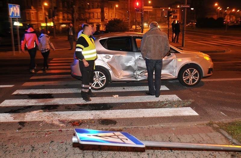 Wypadek na placu Poznańskim w Bydgoszczy. Zderzyły się dwa auta osobowe [zdjęcia]