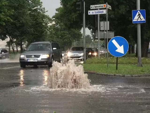 Gejzer na środku skrzyżowania ulic Jesionowej i Toporowskiego w Kielcach. 