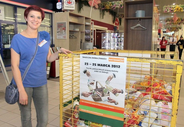 Świąteczna Zbiórka Żywności została przeprowadzona w weekend w kilkudziesięciu sklepach Radomia i regionu. Na zdjęciu wolontariuszka Kinga Rokoszna, która wspierała akcję w E. Leclerc.