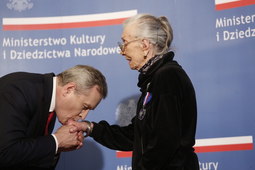 Wiesława Mazurkiewicz odznaczona medalem "Gloria Artis" w...
