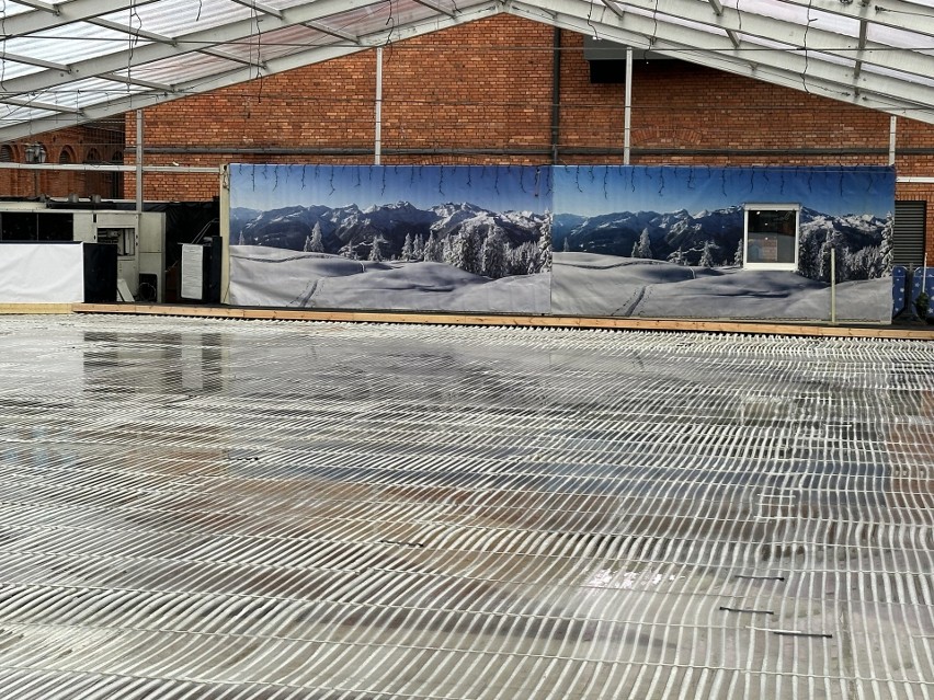 Trwa budowa lodowiska w Manufakturze.