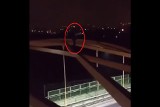 W Słupsku dwóch mężczyzn weszło na konstrukcję wiaduktu na ulicy Koszalińskiej [wideo]